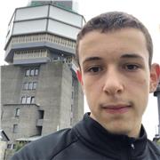 Oberstufenschüler, der Mathe, Chemie und Biologie Nachhilfeunterricht gibt an 7.-10. Klässler